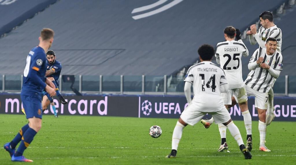 Ronaldo sa pred priamym kopom otočil lopte chrbtom.