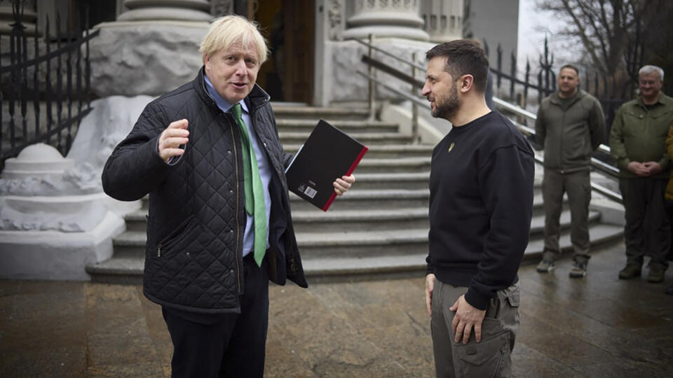 Ukrajinský prezident Volodymyr Zelenskyj (vpravo) a bývalý britský premiér Boris Johnson počas stretnutia v Kyjeve 22. januára 2023.