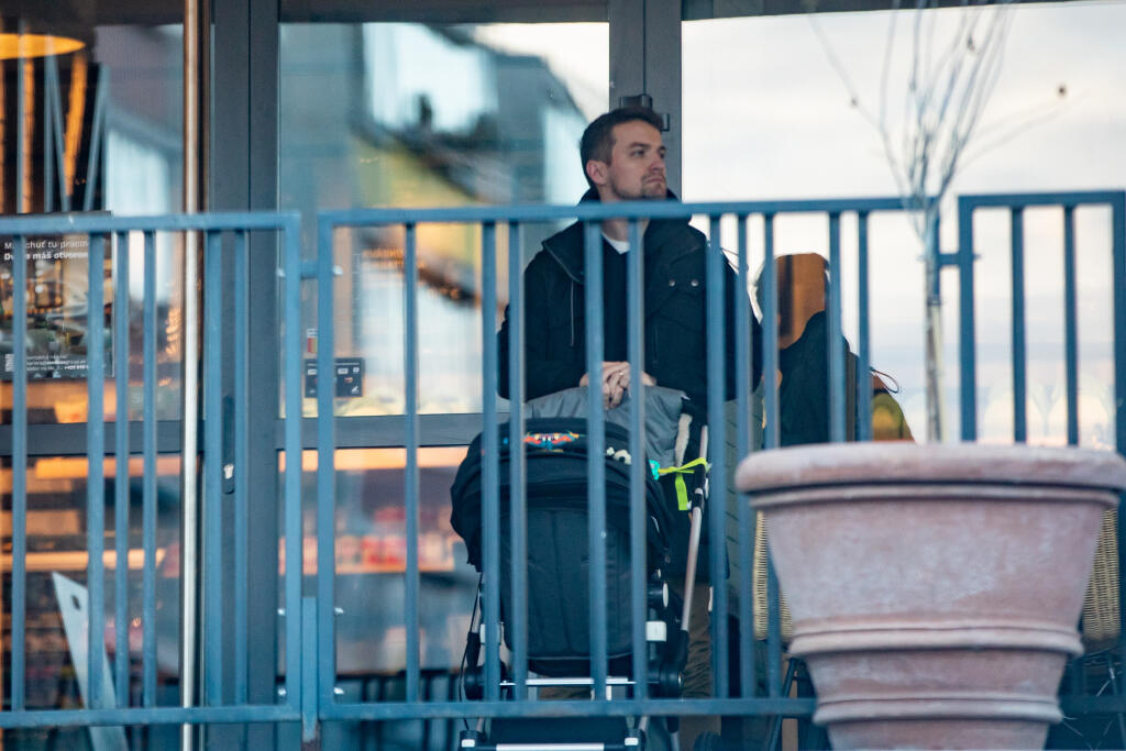 Deň po prevalení životnej novinky u Vinczeovcov sa nám manželov podarilo zachytiť, ako si vychutnávajú obed v známej reštaurácii neďaleko ich bydliska. A nechýbalo ani ich malé dieťatko. Na snímke je Viktor Vincze.