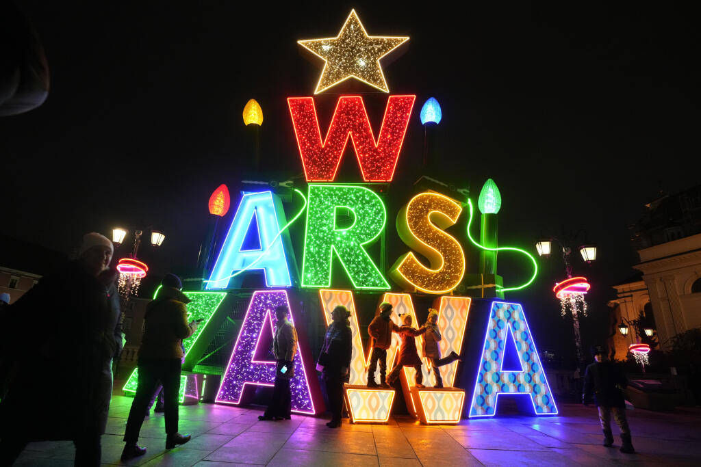 AZ22 Varšava - Na snímke svetelná vianočná výzdoba v ulliciach Varšavy 4. decembra 2024. FOTO TASR/AP 

Visitors attend a Christmas lighting ceremony at the Zamkowy square in Warsaw, Poland, Wednesday, Dec. 4, 2024. (AP Photo/Czarek Sokolowski)