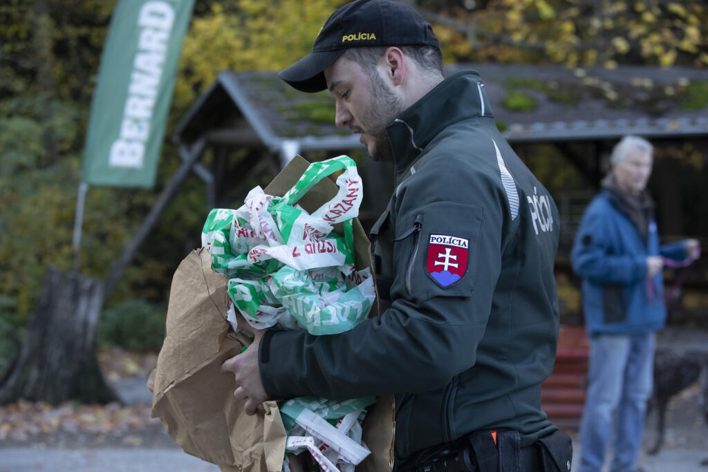Na snímke hasiči a policajti vynášajú telo tragicky zosnulého hokejistu Dušana Pašek.