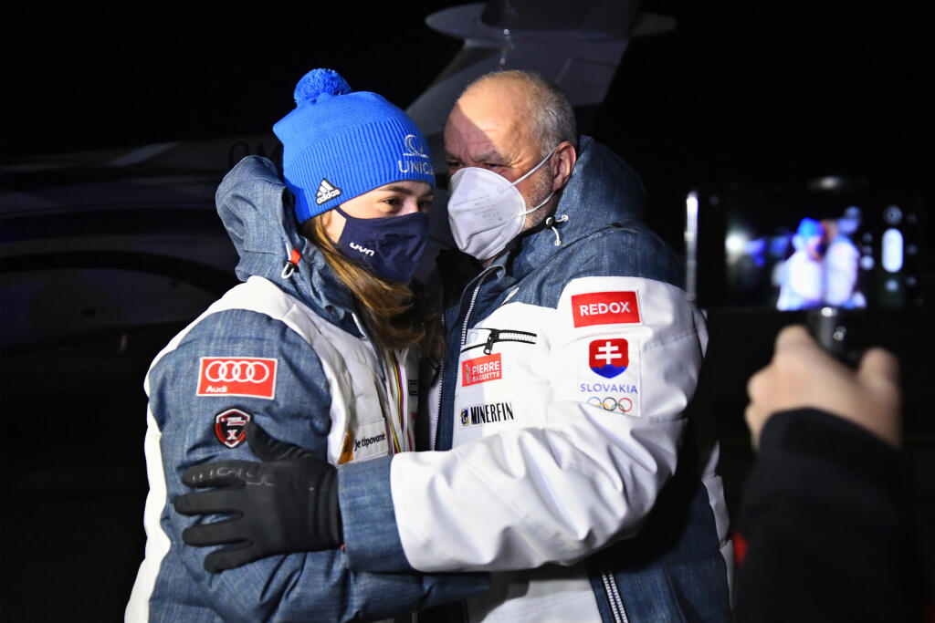 V sobotu večer sa Vlhová vrátila z MS, na letisku v Poprade ju čakal otec Igor aj priateľ Michal. Slovenská lyžiarka nezaháľala a využila voľné dni na tréning v Jasnej.