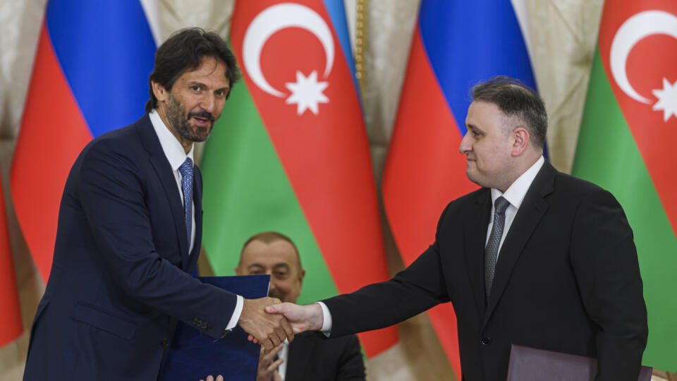 Vicepremiér a minister obrany SR Robert Kaliňák (Smer-SD) a minister obranného priemyslu Azerbajdžanu Vugar Mustafajev počas podpisu memoranda o porozumení o vojensko-technickej spolupráci v Baku.