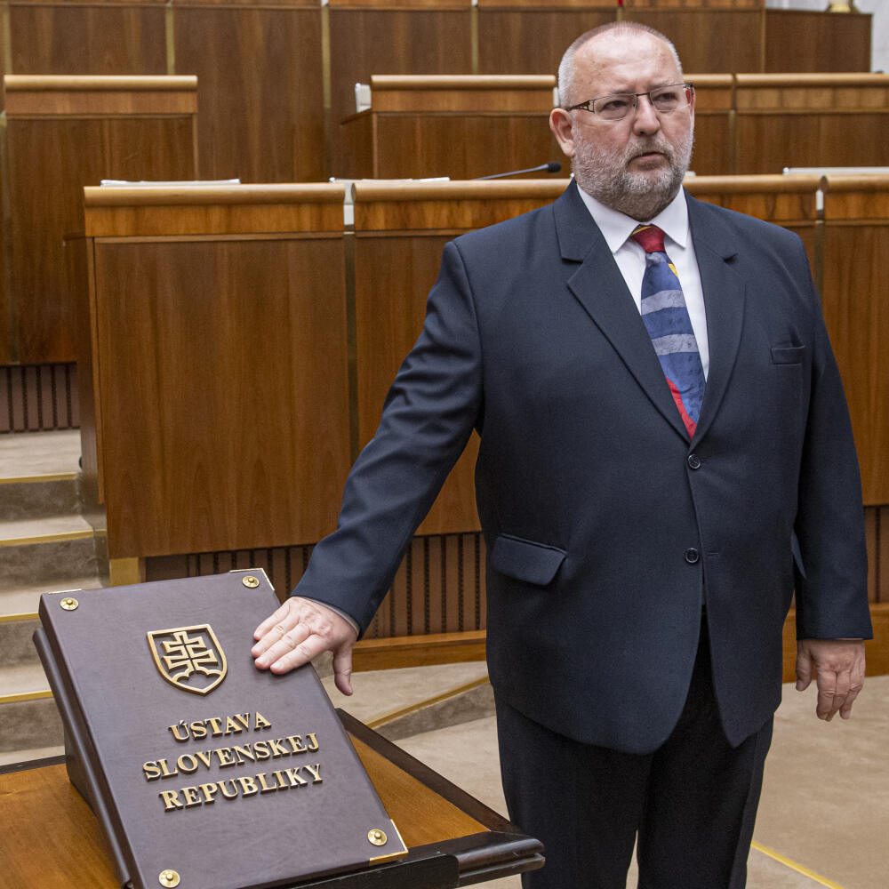 Každý poslanec NR SR skladá poslanecký sľub počas ustanovujúcej schôdze Národnej rady Slovenskej republiky
