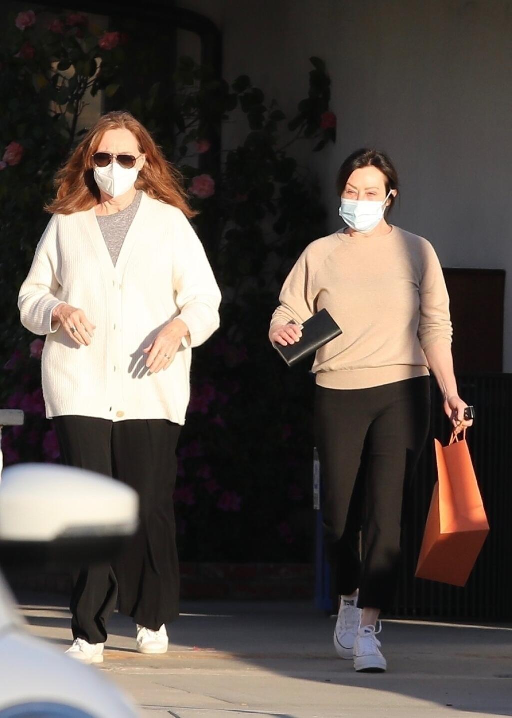 Shannen Doherty vyrazila na nákupy so svojom maminkou v Malibu.