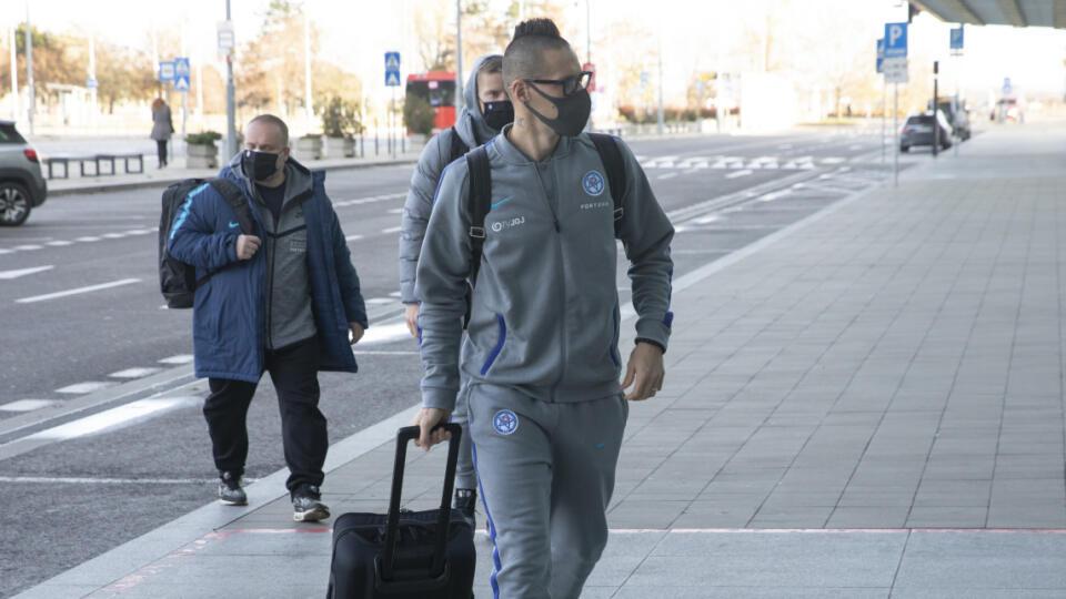 Marek prišiel do odletovej haly ako správny kapitán medzi poslednými.