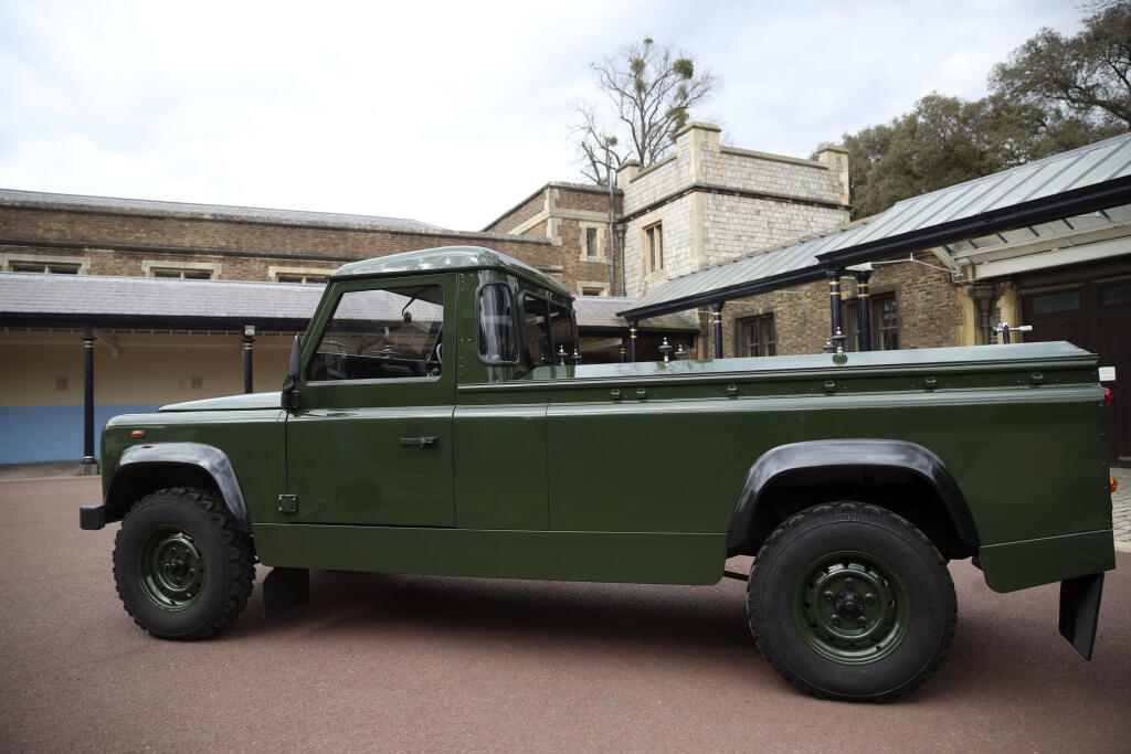Rakvu s Philipom povezie špeciálne upravený Land Rover, ktorý princ sám pomáhal navrhnúť.