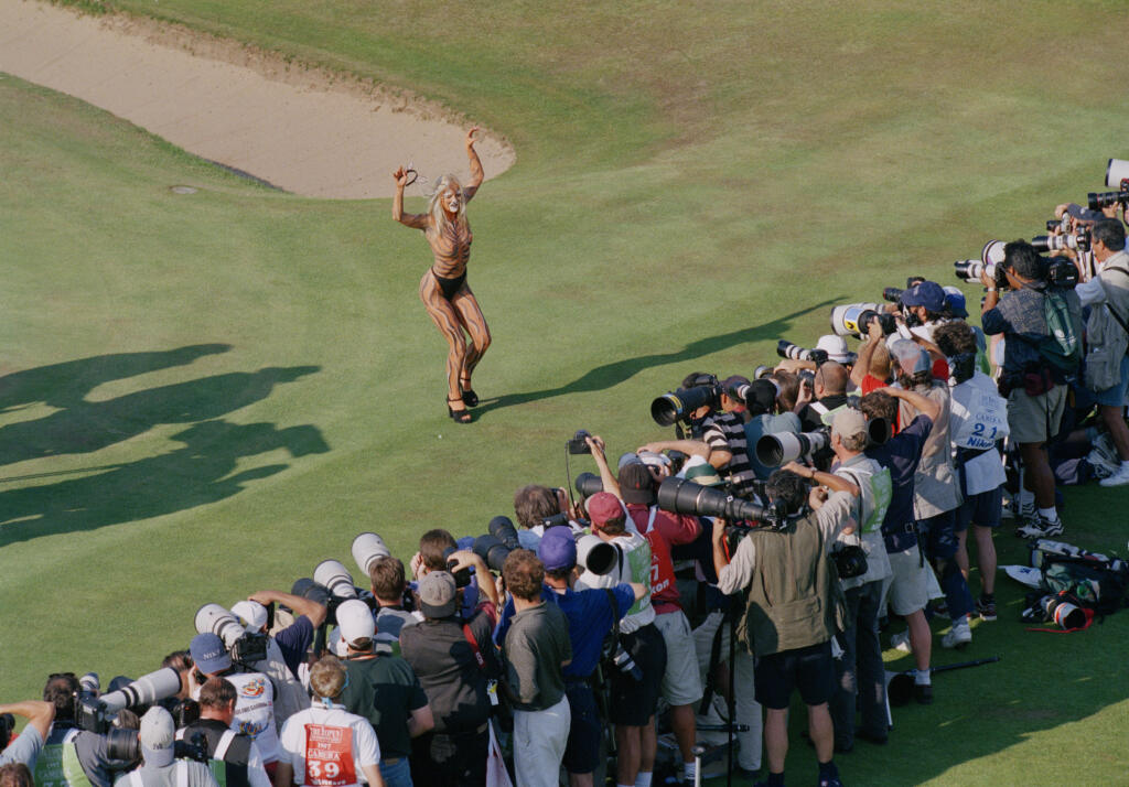 História golfu je plná narušitešov turnajov. V minulosti sa našlo množstvo fanúšikov, ktorí často vybehli na green úplne nahí a okorenili priebeh turnaja.