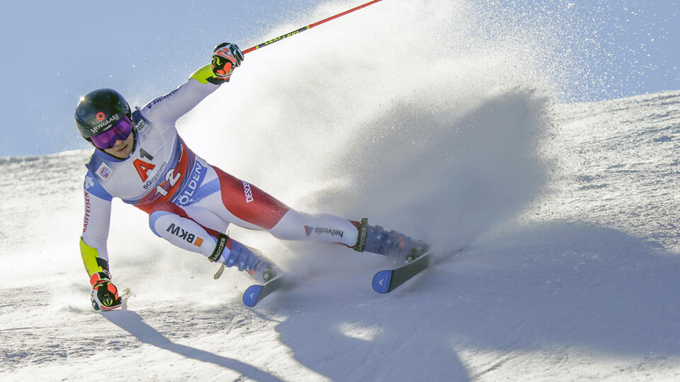 EBE 12 Sölden - Švajčiar Gino Caviezel sa v 1. kole usadil na čele obrovského slalomu Svetového pohára alpských lyžiarov v rakúskom Söldene v nedeľu 18. októbra 2020. FOTO TASR/AP
Switzerland's Gino Caviezel speeds down the course during an alpine ski, men's World Cup giant slalom in Soelden, Austria, Sunday, Oct. 18, 2020. (AP Photo/Giovanni Auletta)