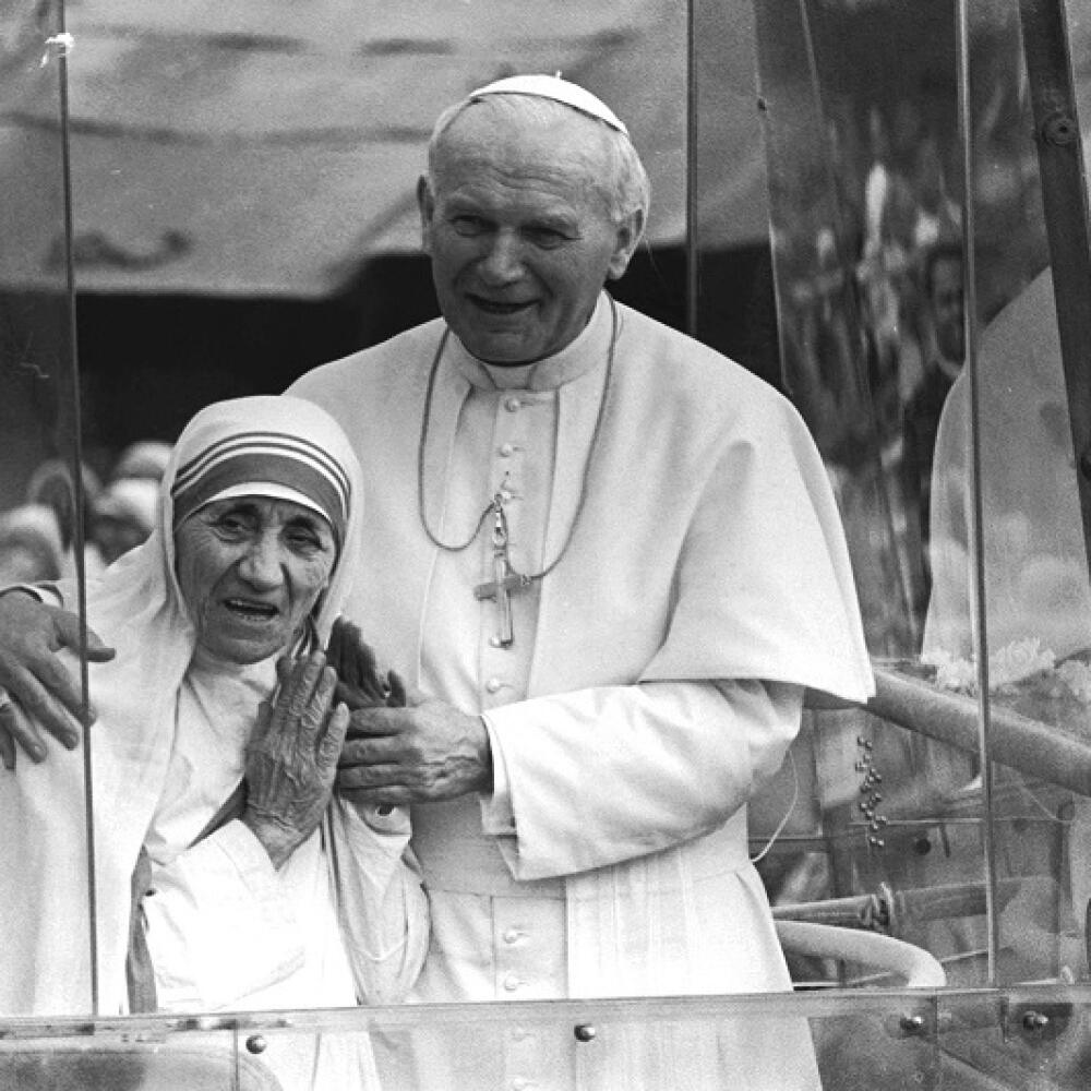 Archív - Najznámejšia misionárka na svete Matka Tereza z Kalkaty zomrela 5. septembra 1997. Miesto svojho posledného odpoèinku našla v Kalkate. Po štúdiách na Londýnskej škole hospodárskych a politických vied vstúpila roku 1928 do írskeho rádu loretánskych sestier v Dubline. V roku 1946 sa usadila v chudobných štvrtiach Kalkaty v Indii a v roku 1948 založila Kongregáciu misionárok lásky. Novú reho¾u, ktorá si ako svoje poslanie zvolila pomáha smrte¾ne chorým a umierajúcim, malomocným, duševne c