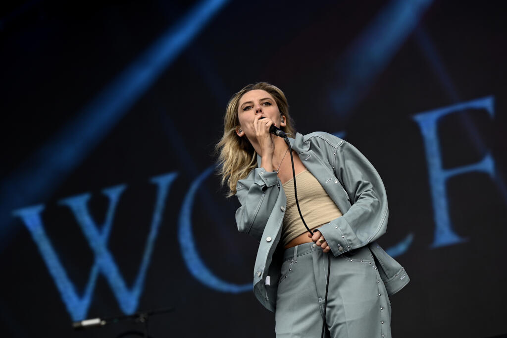 Na snímke speváčka Allie Rowsellová z britskej skupiny Wolf Alice počas druhého dňa letného multižánrového festivalu Pohoda na letisku v Trenčíne 8. júla 2022. FOTO TASR - Radovan Stoklasa