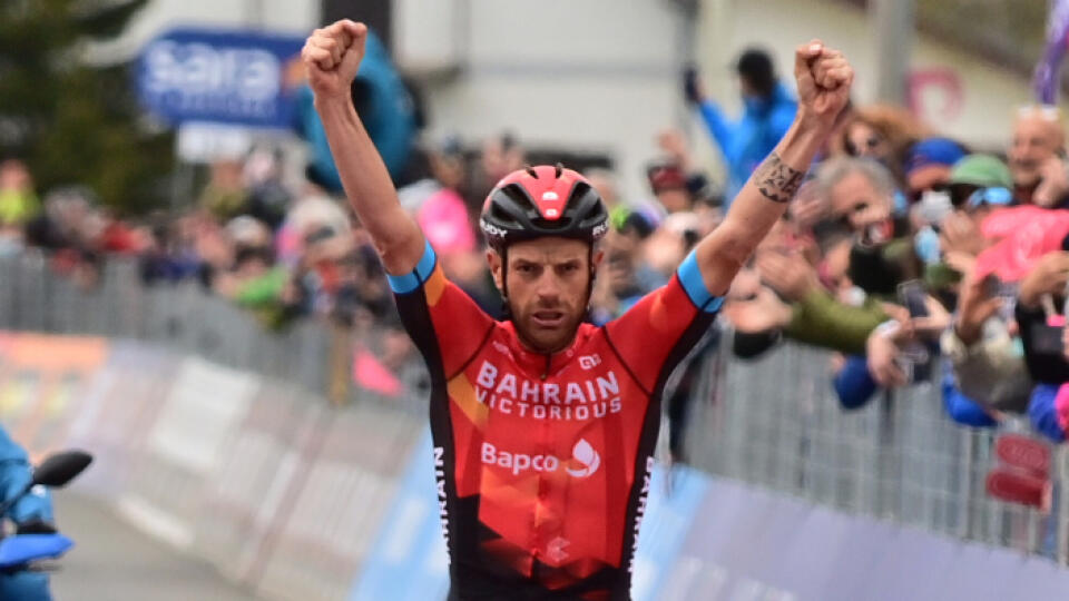 KK36 Alpe Motta - Taliansky cyklista Damiano Caruso sa teší v cieli z víťazstva v 20. etape cyklistických pretekov Giro d'Italia, ktorá viedla z Verbanie na vrchol Alpe Motta (164 km) v sobotu 29. mája 2021. FOTO TASR/AP
Italy's Damiano Caruso celebrates as he crosses the finish line to win the 20th stage of the Giro d'Italia cycling race, from Verbania to Alpe Motta, Italy, Saturday, May 29, 2021. (Massimo Paolone/LaPresse via AP)