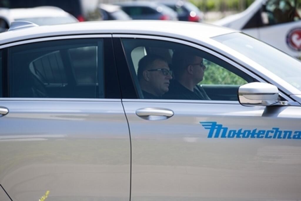 Luxusne sa vozí aj prezident Slovenského futbalového zväzu Ján Kováčik. Do Šamorína na zraz pred Litvou dorazil na BMW radu 7 s nálepkou sponzora. Rovnaké limuzíny vozia aj slovenských štátnikov. Ich cena sa pohybuje od 87-tisíc eur vyššie, samozrejme záleží od motorizácie a výbavy.