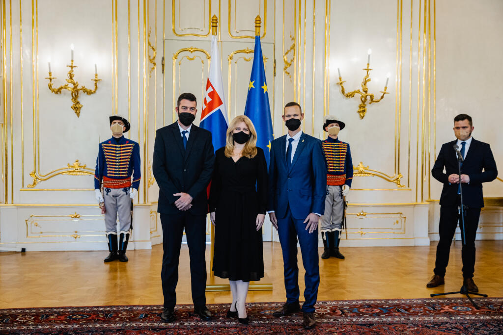 Prezidentka Zuzana Čaputová prijala olympionika Mateja Tótha pri príležitosti ukončenia jeho aktívnej športovej kariéry. Prijatia sa zúčastnil aj Tóthov tréner Matej Spišiak. Na snímke Zuzana Čaputová, Matej Spišiak a Matej Tóth.