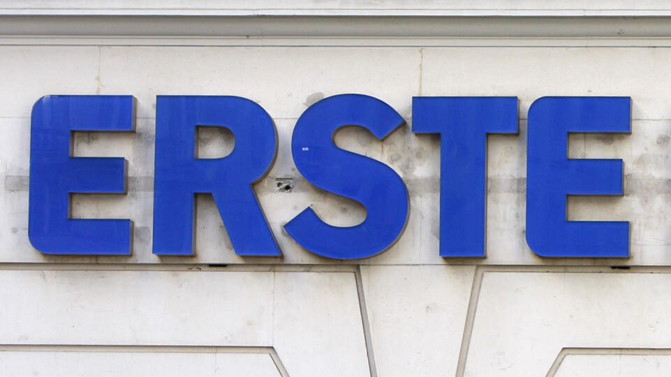 Pg 27 Viedeò - Rakúsky štát v rámci schváleného balíka pomoci finanènému sektoru krajiny vstúpi do banky Erste Group. Erste bude prvou rakúskou bankou, ktorá siahne po úvere od štátu. Na sn. logo Erste Bank vo Viedni 30. októbra 2008. TASR/AP The logo of Erste Bank is seen in Vienna, Austria, Thursday, Oct. 30, 2008. The Erste Bank takes the bank help of the government in claim. Austria's Erste Group said Thursday it will get a 2.7 billion euro (US$3.5 billion) capital infusion from the Austrian