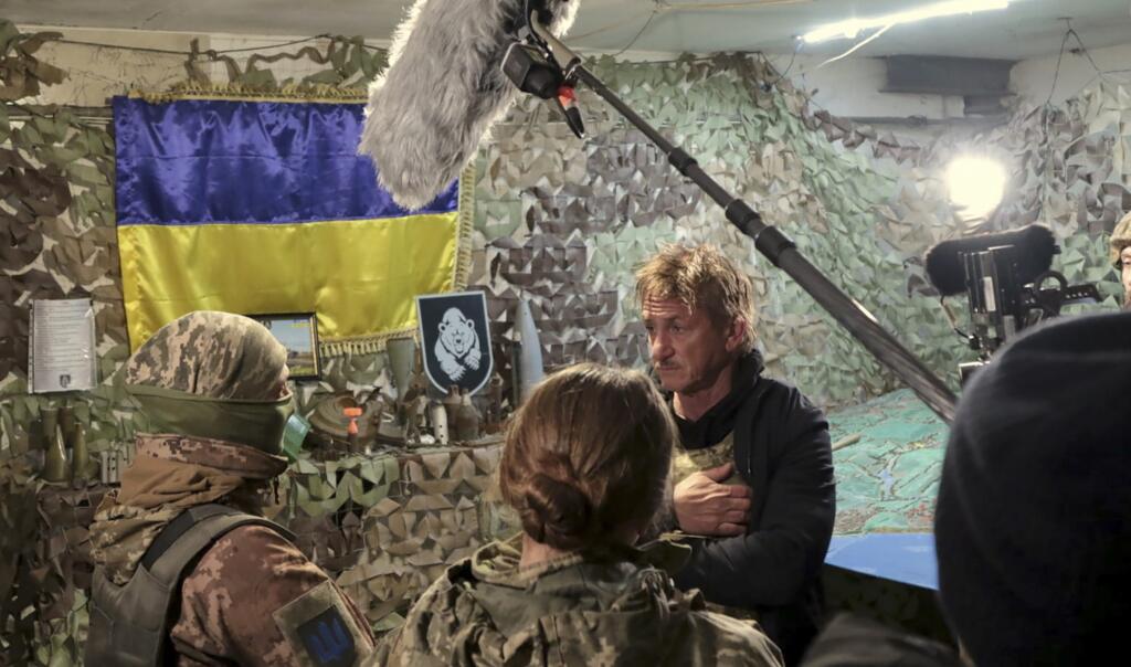 Hollywoodsky herec a producent Sean Penn sa stretol s príslušníkmi ukrajinských ozbrojených síl neďaleko frontovej línie v regióne Doneck na východe Ukrajiny 18. novembra 2021.