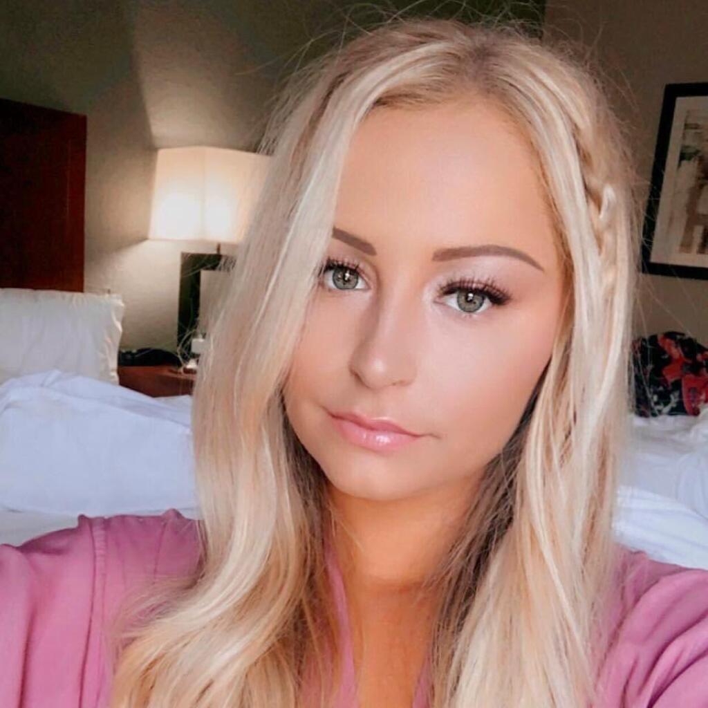 Americké médiá nelenili, pátrali a podľa všetkého aj vypátrali sexi zvodkyňu známeho trénera. Ide o blondínu, na instagrame pod pseudonymom Cayman Nebraska.