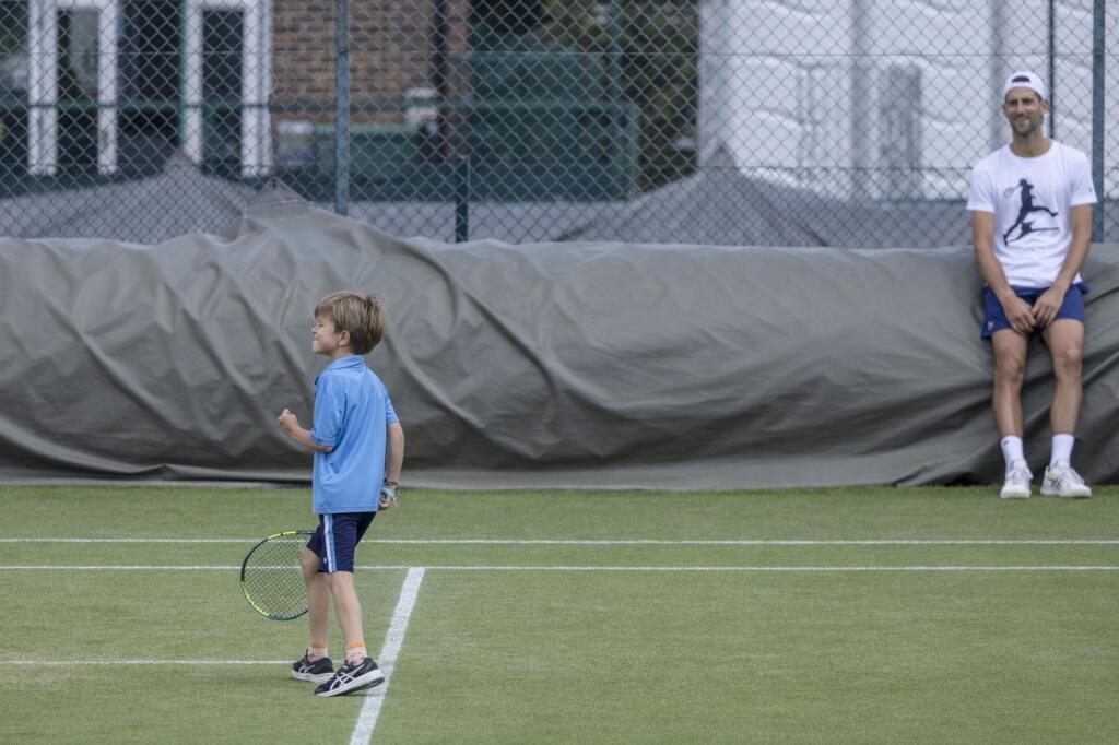 Djokovičovým sparingpartnerom na Wimbledone je aj jeho syn Stefan, s ktorým trénuje na tráve.