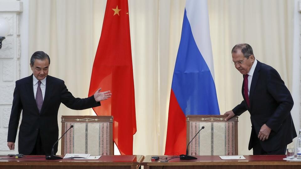 JB 19 Soči - Ruský minister zahraničných vecí Sergej Lavrov (vpravo) a jeho čínsky rezortný partner Wang I prichádzajú na spoločnú tlačovú konferenciu po ich rozhovoroch v Soči 13. mája 2019. FOTO TASR/AP
Russian Foreign Minister Sergey Lavrov, right, and Chinese Foreign Minister Wang Yi arrive for their joint news conference following the talks in Sochi, Russia, Monday, May 13, 2019. (AP Photo/Pavel Golovkin, Pool)