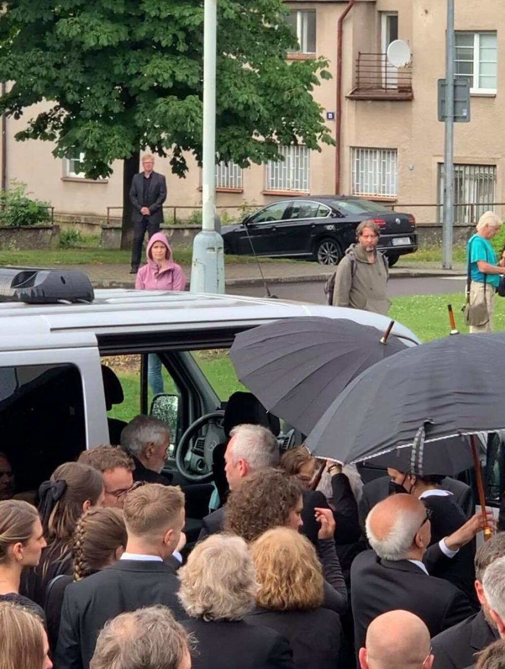 Zdrvený vdovec Josef Abrhám bol privezený k autu a za pomoci bodyguardov bol umiestnený do auta. Počas toho symbolicky hrala pesnička Tri oriešky pre Popolušku.