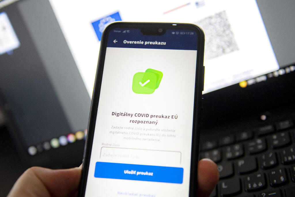Občania Slovenska už môžu žiadať a používať digitálne COVID preukazy Európskej únie (EÚ). Ľudia si o ne môžu požiadať cez internet a uložiť ich do štátnej aplikácie GreenPass vydanej spoločnosťou Slovensko IT. Pomocou mobilnej aplikácie GreenPass sa dá aplikácia stiahnuť na Google Play (Android) alebo App Store (iPhon).  V Bratislave 30. júna 2021. FOTO TASR - Martin Baumann