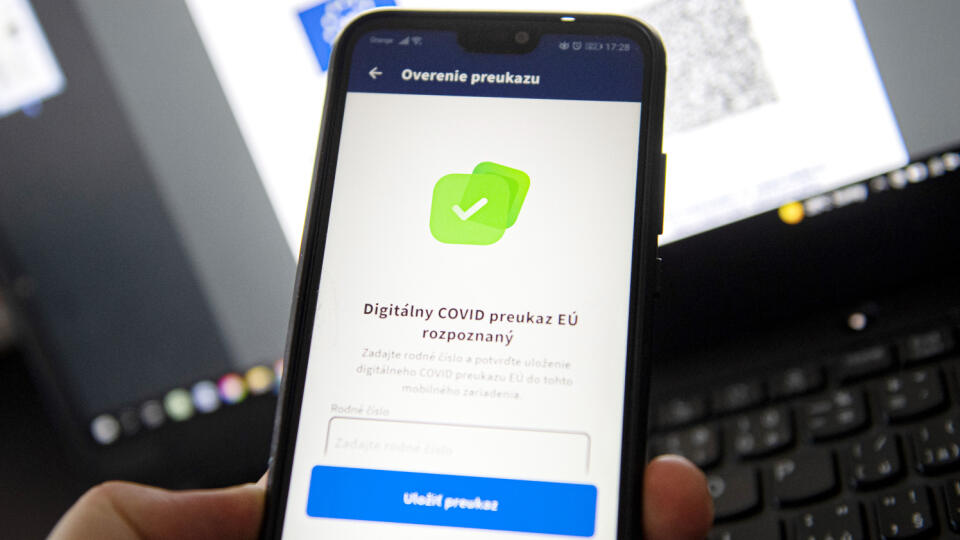 Občania Slovenska už môžu žiadať a používať digitálne COVID preukazy Európskej únie (EÚ). Ľudia si o ne môžu požiadať cez internet a uložiť ich do štátnej aplikácie GreenPass vydanej spoločnosťou Slovensko IT. Pomocou mobilnej aplikácie GreenPass sa dá aplikácia stiahnuť na Google Play (Android) alebo App Store (iPhon). V Bratislave 30. júna 2021. FOTO TASR - Martin Baumann