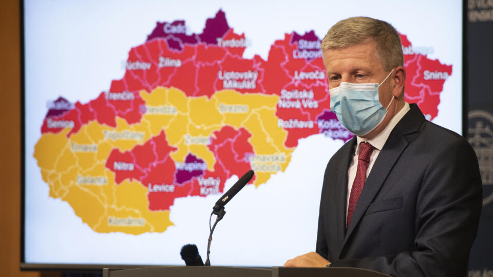 Na snímke minister zdravotníctva SR Vladimír Lengvarský (nominant OĽaNO) počas tlačovej konferencie. Za ním mapa rozdelenia okresov od pondelka. FOTO TASR - Pavel Neubauer