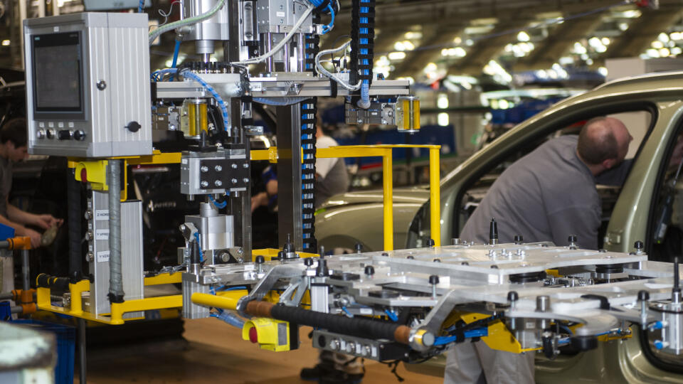 Na snímke montáž a výroba nových modelov automobilov Škoda Superb, Škoda Superb Combi a Volkswagen Passat v bratislavskom závode Volkswagen (VW) Slovakia v piatok 1. decembra 2023 v Bratislave. FOTO TASR - Jakub Kotian