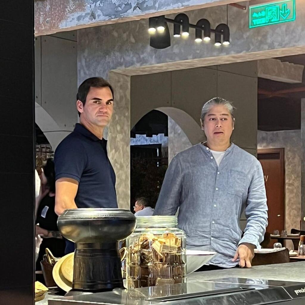 „Ukazuje najlepšiemu všetkých čias, ako sa to robí,“ napísal k záberu s Federerom Anuar.