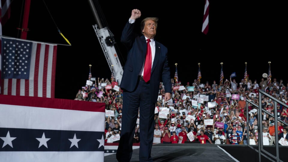 EBE 2 Sanford - Na snímke americký prezident Donald Trump reční počas prezidentskej kampane na Medzinárodnom letisku Orlando Sanford v meste Stanford v noci na 13. októbra 2020. Americký prezident Donald Trump v pondelok vystúpil na predvolebnom zhromaždení v meste Sanford v americkom štáte Florida. FOTO TASR/AP
President Donald Trump pumps his fist as he walks off after speaking at a campaign rally at Orlando Sanford International Airport, Monday, Oct. 12, 2020, in Sanford, Fla. (AP Photo/Evan