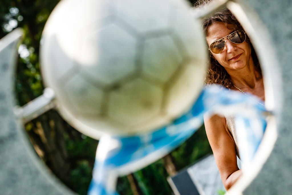 Na snímke Aurelia Caraba pri hrobe svojho tragicky zosnulého expartnera, futbalistu Petra Dubovského.