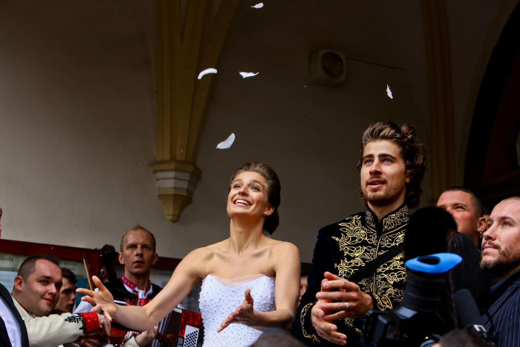 Na snimke novomanzelia Peter a Katarina Saganovci vypustili biele holubice pred kostolom v Dolnom Kubine.