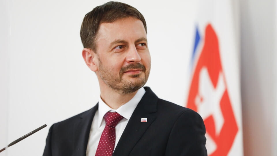 KK5 Viedeň - Slovenský premiér Eduard Heger sa usmieva počas tlačovej konferencie s rakúskym kancelárom Sebastianom Kurzom vo Viedni v utorok 4. mája 2021. FOTO TASR/AP
Slovakian Prime Minister Eduard Heger smiles towards Austrian Chancellor Sebastian Kurz who speaks during a news conference about the outcome of their business meeting in Vienna, Austria, Tuesday, May 4, 2021. (AP Photo/Lisa Leutner)
