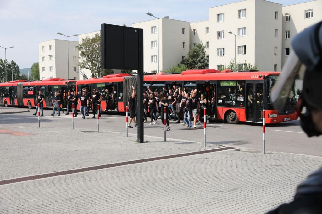 Tradičný pochod Trnavčanov z vlakovej stanice na štadión sa nekonal. Fanúšikovia Spartaka po príchode nastúpili do autobusov, ktoré im pripravilo mesto a ktoré ich odviezli do dejiska finále.