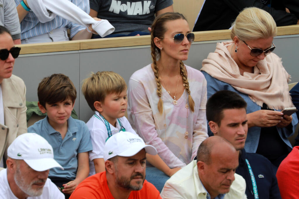 Jelena Djokovič je takisto veľmi známa kráska. Serena je najlepšia ženská svetová tenistka a Novak je zase na vrchole rebríčku v mužskom tenise. Na tribúnach ho podporuje nádherná manželka. Vraj ide o lásku ako z rozprávky, pretože sa spoznali na strednej škole a sú spolu doteraz.