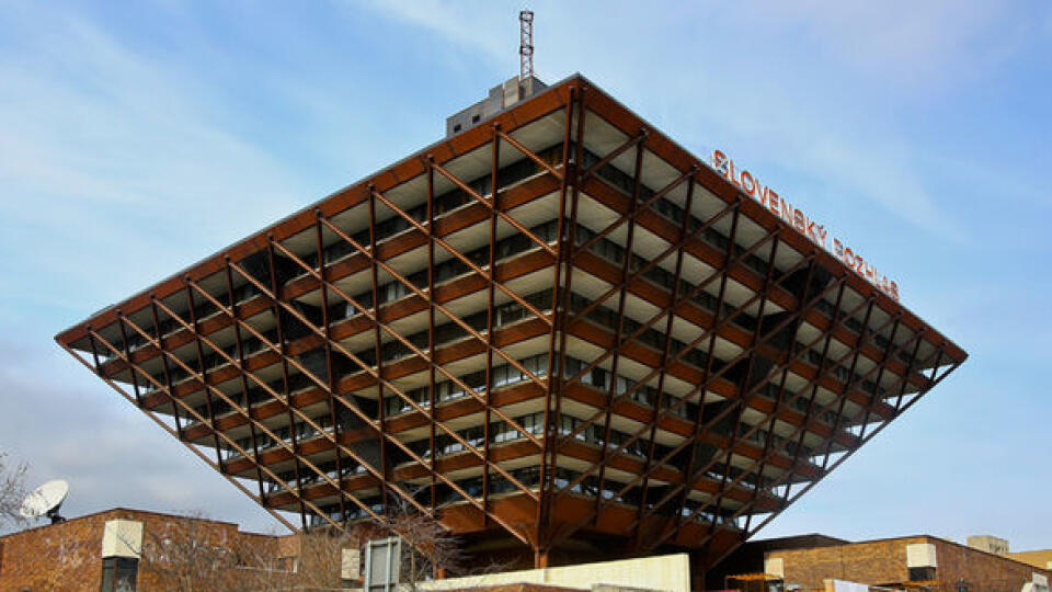 Budova Slovenského rozhlasu je postavená z oceľovej konštrukcie v tvare obrátenej pyramídy. Projekt vznikol v roku 1967.
