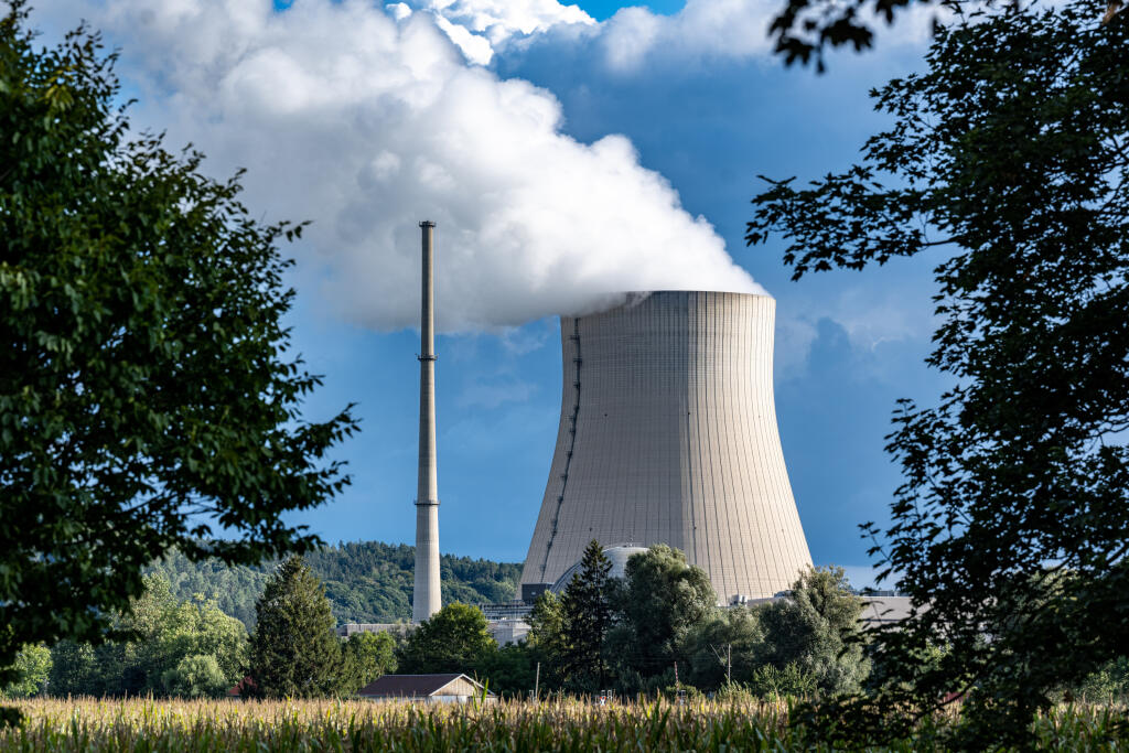 PK 27 archív Essenbach - Na archívnej snímke z 11. septembra 2022 para stúpa z chladiacej veže atómovej elektrárne Isar 2 v nemeckom Essenbachu. Nemecko predĺži životnosť všetkých troch zostávajúcich atómových elektrární do jari budúceho roka. FOTO TASR/AP

ARCHIV - 11.09.2022, Bayern, Essenbach: Wasserdampf steigt aus dem Kühlturm des Atomkraftwerks (AKW) Isar 2. Die verbleibenden drei deutschen Atomkraftwerke sollen maximal bis zum 15. April 2023 weiterlaufen können. Das hat Kanzler Olaf Schol