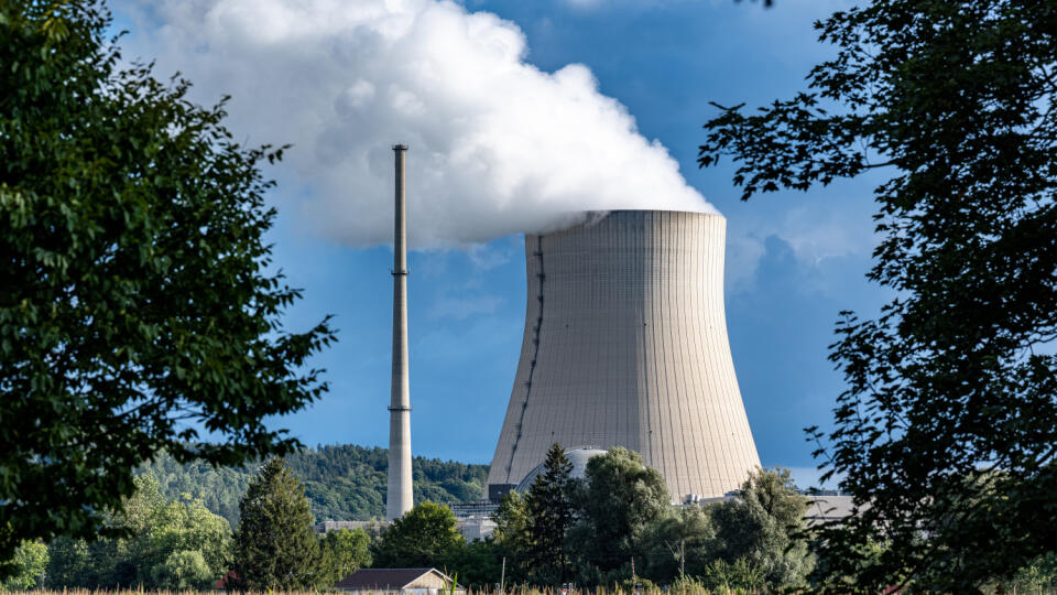 PK 27 archív Essenbach - Na archívnej snímke z 11. septembra 2022 para stúpa z chladiacej veže atómovej elektrárne Isar 2 v nemeckom Essenbachu. Nemecko predĺži životnosť všetkých troch zostávajúcich atómových elektrární do jari budúceho roka. FOTO TASR/AP
ARCHIV - 11.09.2022, Bayern, Essenbach: Wasserdampf steigt aus dem Kühlturm des Atomkraftwerks (AKW) Isar 2. Die verbleibenden drei deutschen Atomkraftwerke sollen maximal bis zum 15. April 2023 weiterlaufen können. Das hat Kanzler Olaf Schol