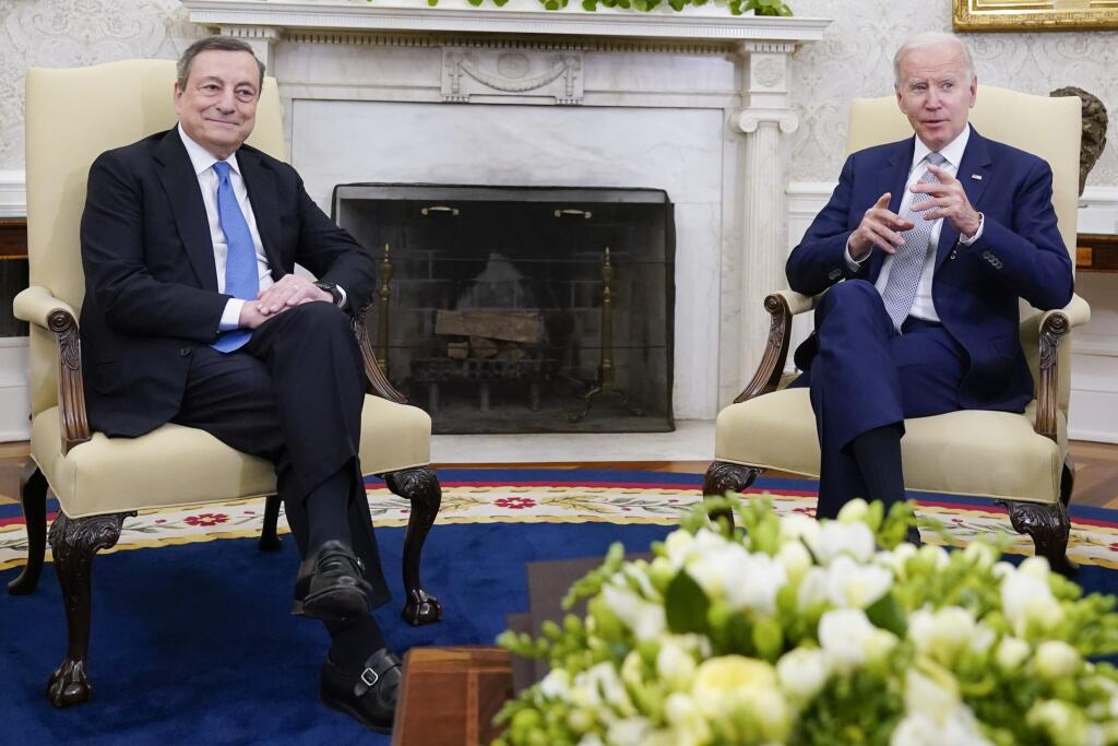 Americký prezident Joe Biden (vpravo) a taliansky premiér Mario Draghi počas stretnutia v Bielom dome vo Washingtone v utorok 10. mája 2022.