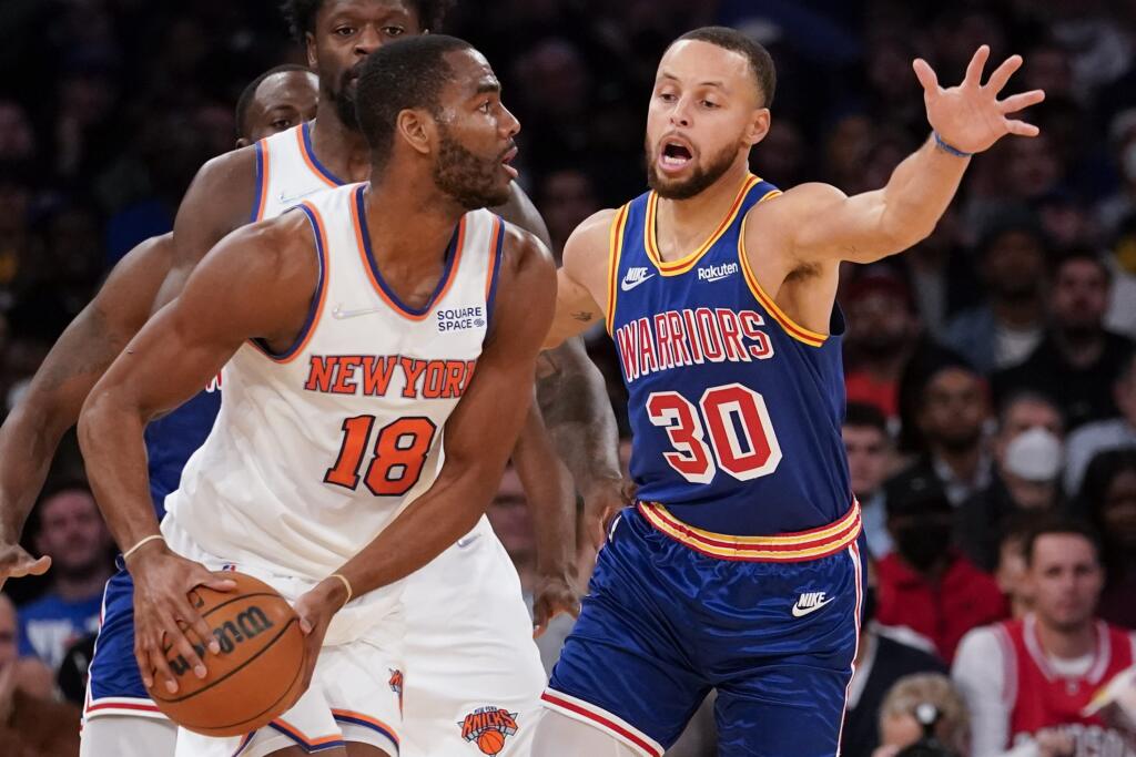 JB 7 New York - Hráč Goldenu State Warriors Stephen Curry (vpravo) bráni Aleca Burksa z New Yorku Knicks v basketbalovom zápase zámorskej NBA v New Yorku 14. decembra 2021. FOTO TASR/AP
Golden State Warriors guard Stephen Curry (30) guards New York Knicks guard Alec Burks (18) during the first half of an NBA basketball game, Tuesday, Dec. 14, 2021, at Madison Square Garden in New York. (AP Photo/Mary Altaffer)