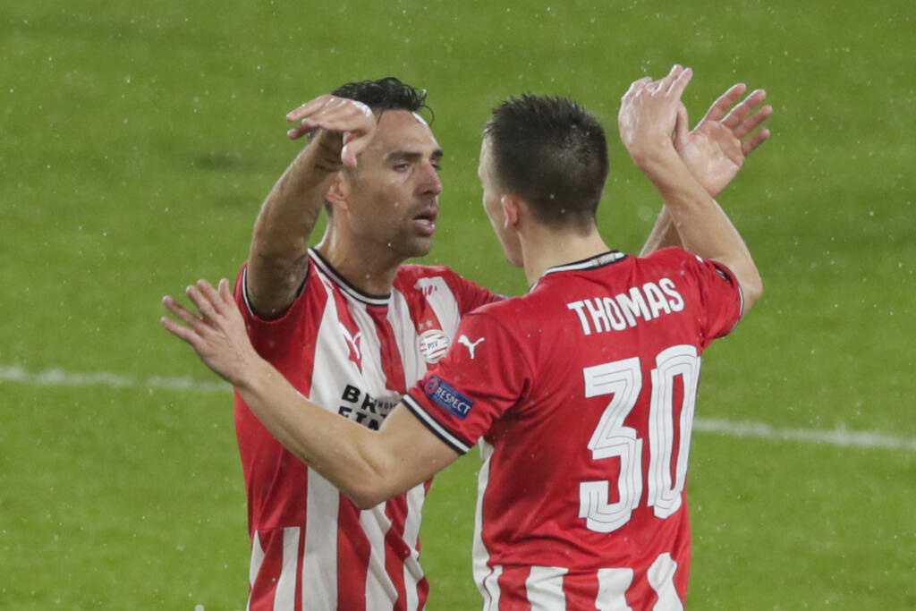 KK51 Eindhoven - Futbalista Ryan Thomas (vpravo) z Eindhovenu sa teší z gólu so spoluhráčom Eranom Zahavim počas odvety 16-finále Európskej ligy PSV Eindhoven - Olympiakos Pireus 25. februára 2021 v Eindhovene. FOTO TASR/AP
PSV's Ryan Thomas, right, celebrates with PSV's Eran Zahavi who scored his side's first goal during the Europa League round of 32 second leg soccer match between PSV and Olympiacos at the Philips stadium in Eindhoven, Netherlands, Thursday, Feb. 25, 2021. (AP Photo/Peter Dejo