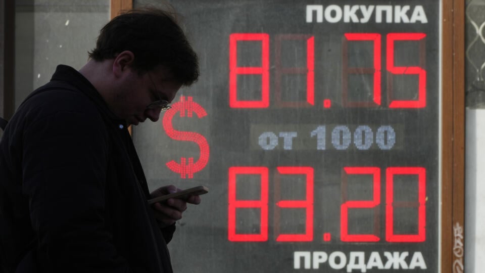 KK28 Petrohrad - Muž stojí pred zmenárňou s výmenným kurzom amerického dolára voči rubľu 7. apríla 2023 v Petrohrade. Ruský rubeľ v piatok klesol na najnižšiu úroveň voči doláru za uplynulý rok. Dosiahol pritom hranicu 82 rubľov za dolár na moskovskej burze (MOEX). Rusko už viac ako rok čelí rozsiahlym sankciám Západu za inváziu na Ukrajinu. FOTO TASR/AP
A man stands next to an exchange office screen showing the currency exchange rates of U.S. Dollar to Russian Rubles in St. Petersburg, Russia,