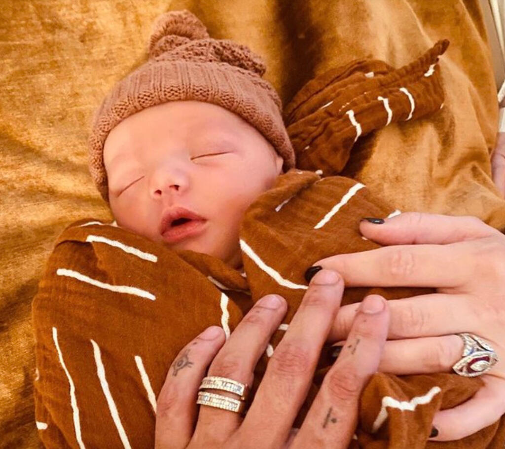 Speváčka Ashlee Simpson porodila svojmu manželovi Evanovi Rossovi druhého syna Ziggyho.
