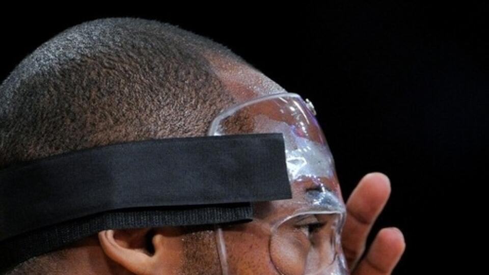 Kobe Bryant s chráničom na nose