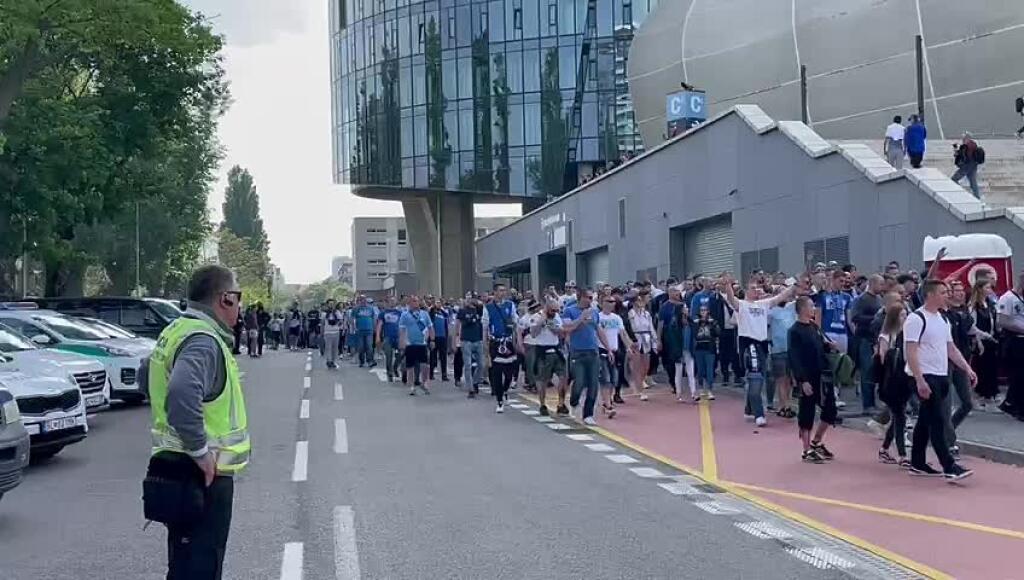 Finále Slovnaft Cupu medzi Slovanom Bratislava a Spartakom Trnava sprevádzali prísne opatrenia. Takto to vyzeralo pred štadiónom.