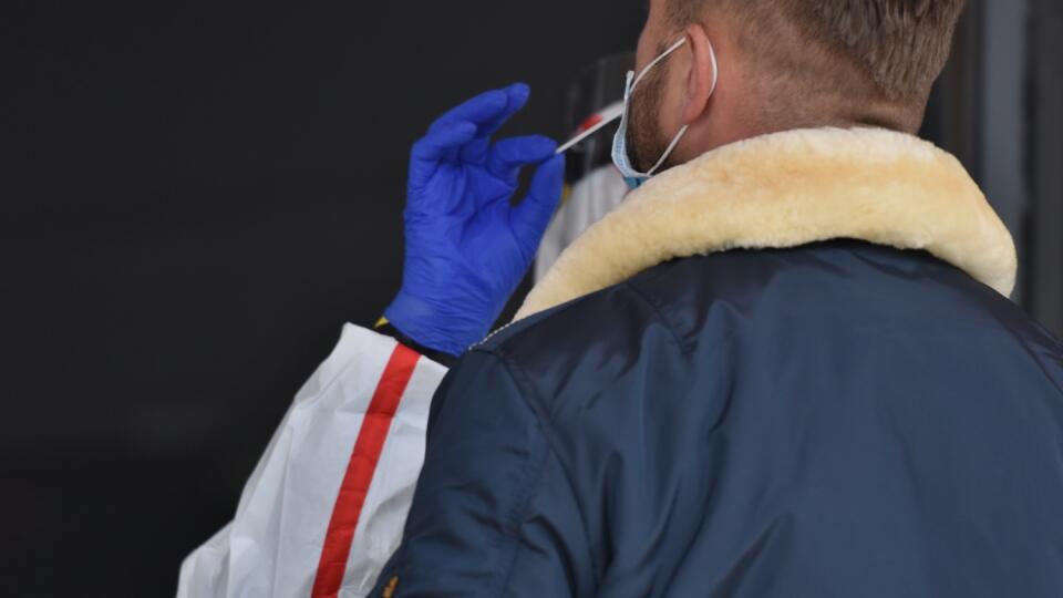 Na snímke bezplatné antigénové testovanie na prítomnosť nového koronavírusu pred kinom Hviezda v Trnave v sobotu 14. novembra 2020. FOTO TASR - Lukáš Grinaj