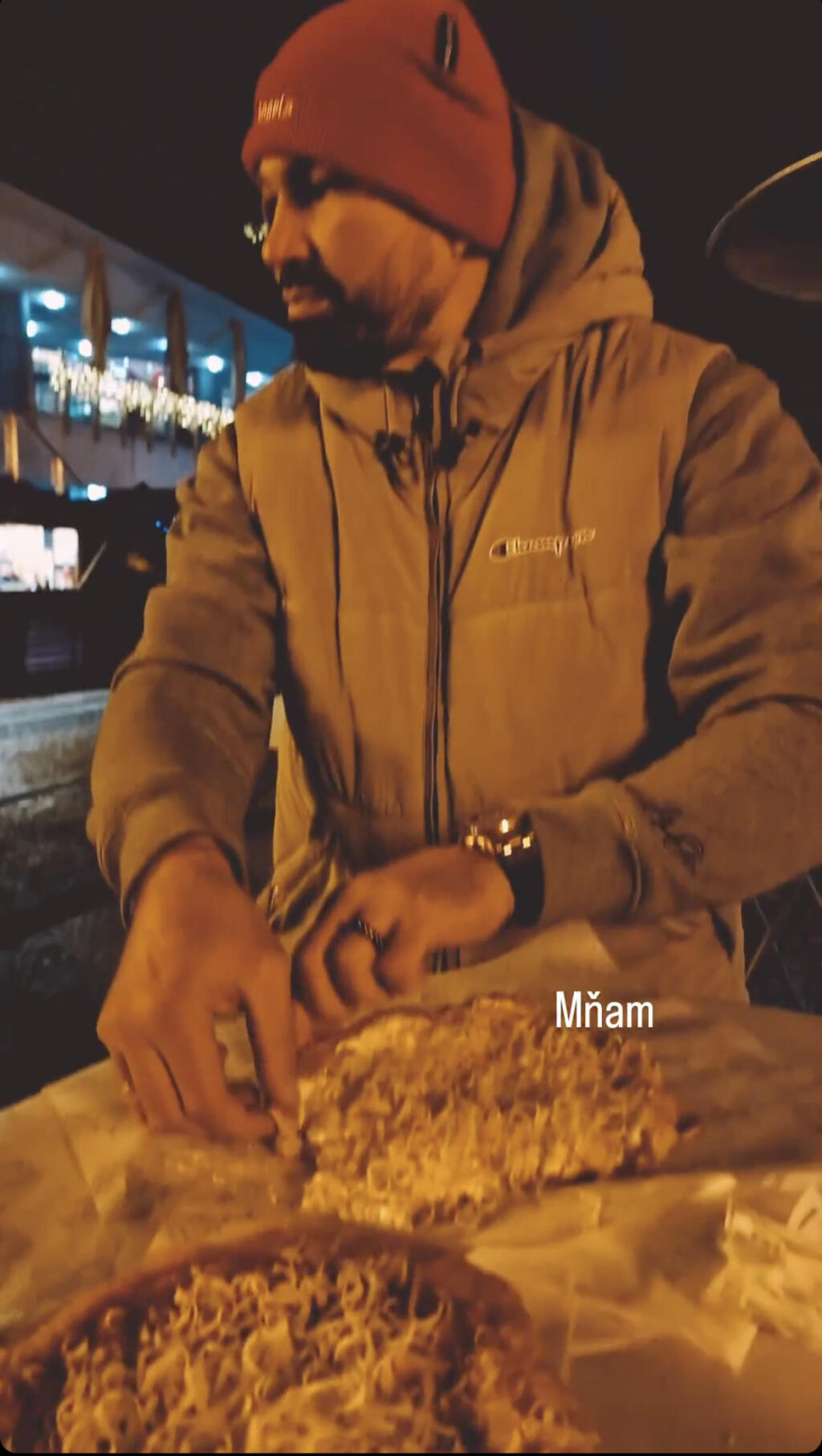 Náš zápasník si doprial aj chutný langoš.
