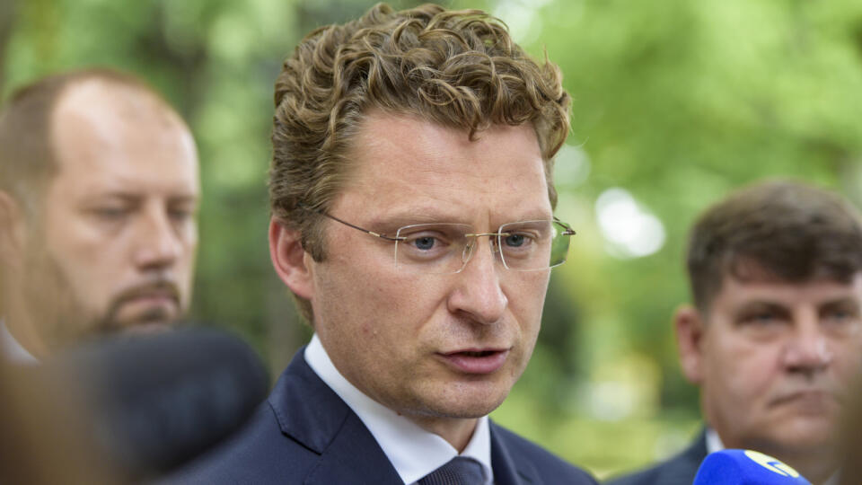 Na snímke uprostred šéf Lekárskeho odborového združenia (LOZ) Peter Visolajský počas príchodu na Úrad vlády, kde majú rokovať spoločne s premiérom SR Eduardom Hegerom o podmienkach pre zdravotníkov 19. augusta 2022 v Bratislave. FOTO TASR - Pavol Zachar