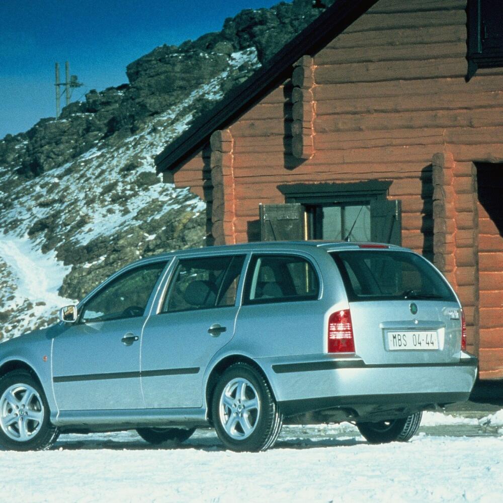Prvá generácia modelu Octavia Combi. Bok karosérie bol formovaný v jednom celku.