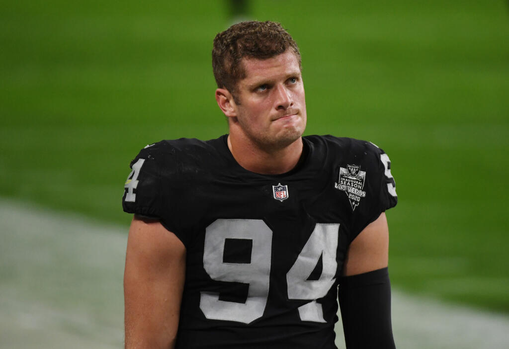 Carl Nassib (USA) - Hráč amerického futbalu a opora tímu Las Vegas Raiders sa vôbec ako prvý hráč najprestížnejšej ligy amerického futbalu NFL priznal k tomu, že je homosexuál. Za svoje slová si vyslúžil obrovskú pochvalu a mnohí jeho čin ocenili, že sa nebál otvorene priznať k náklonnosti k opačnému pohlaviu.